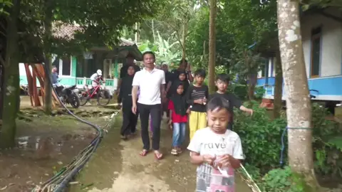 om Zein berkunjung ke kampung adat Bojong honje desa cibuntu  ,diantar oleh para  bocil dan langsung angkat Anwar jadi kepala suku#saepulbahribinzein #omzeinbupatiaing #omzeinbupatipurwakarta #omzeinjagoandedimulyadi #omzein 