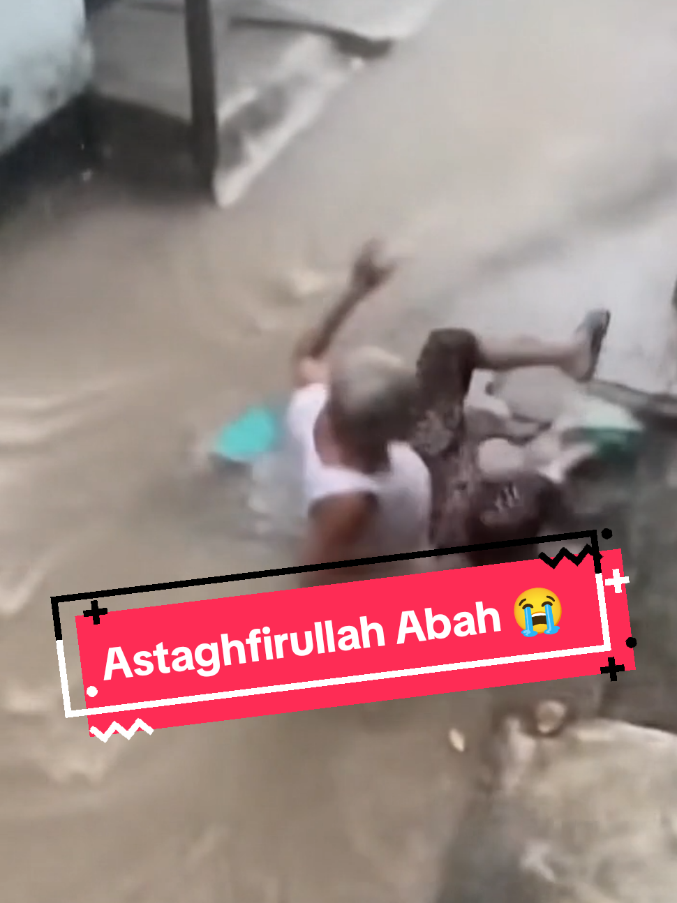 Abah jatoh pas benerin genteng bocor, Alhamdulillah abah baik2 saja 🥺 . . . #viral #fyp #hiburan #lewatberanda #beritaviral #foryoupage #fakevideo #sora 