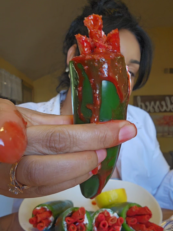 Asi preparo los jalapeños rellenos de queso Philadelphia y takis. #asmrsounds #asmr #jalapeñorellenos #antojitos #videoviral 