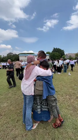 Selamat, adikku! Semoga ilmu dan semangat juangmu membawa kebaikan. Semoga sukses dan selalu diberi kesehatan dalam pendidikan dan pengabdianmu. Alhamdulillah pencapaian cita2 thn ini terkabul setelah 3x gagal berturut2 🥰🥰💚🩵🩷 @PATRICK @puny4 cow0 #malang #lapetal_malang #tnial #tniindonesia🇮🇩 