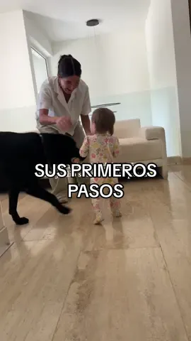Sus primeros pasos en forma y sin ayuda 🥹 #maternidad 