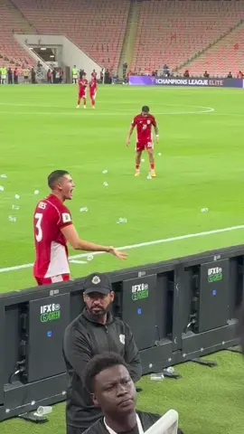 VIRAL... Aksi kapten timnas Indonesia saat bertanding melawan irak, berusaha menenangkan penonton, menyingkirkan botol minuman yang dilemparkan ke lapangan karena kepemimpinan wasit.  