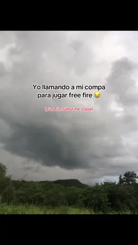 Yo llamando a mi compa para jugar free fire 😂#viraltiktok 