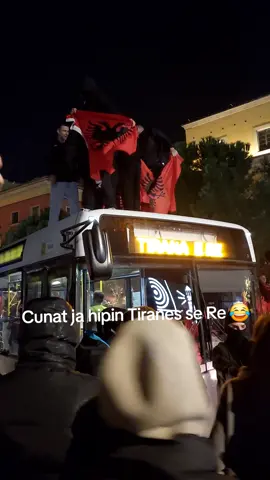 Tifozat hipin siper autobusit  #kosova #albania #tirana #bigbrothervipalbania 