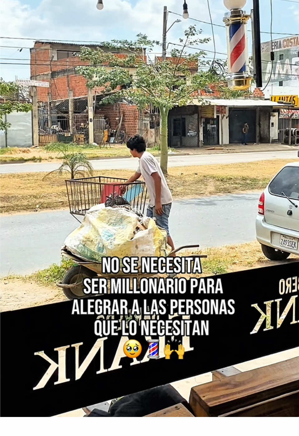 REGALANDO SONRISAS🥰💈CAMBIO DE LOOK A ESTE CAMPEÓN LUCHADOR🥹💇‍♂️🙏 @Carrillo_barber 💈🤴🏽 #cambiodelook #viral #santacruzdelasierra🇳🇬 