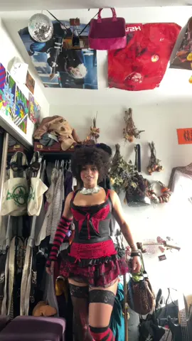 it kinda gives costume dirndl righttt #oktoberfestoutfit 