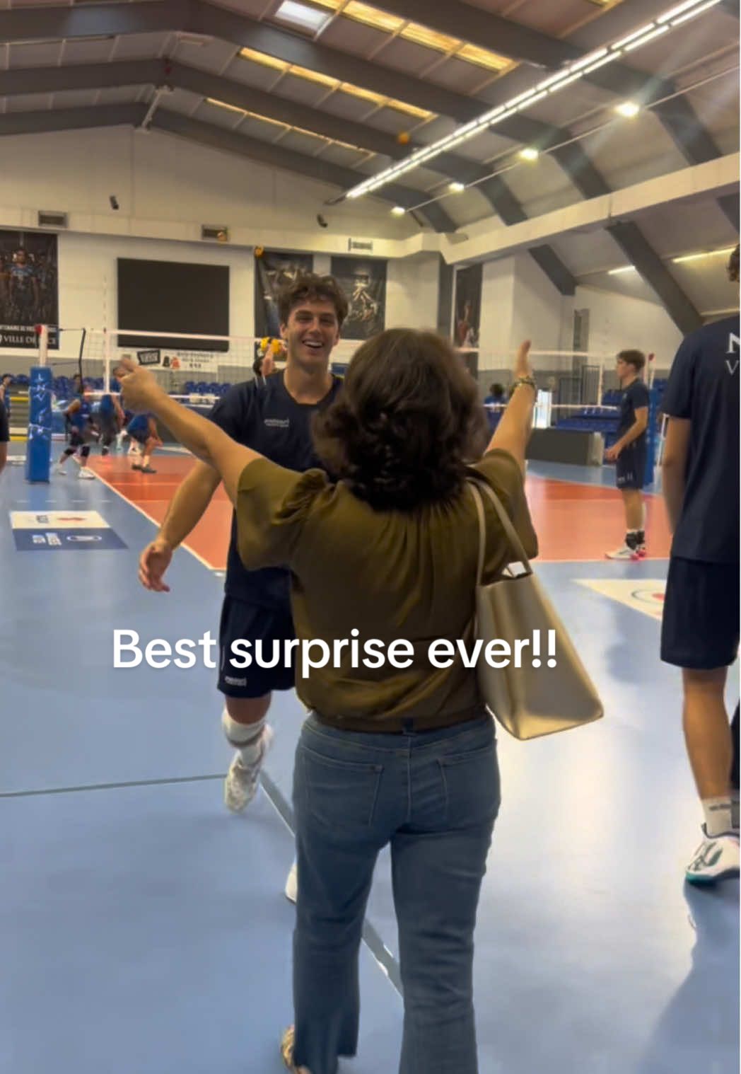 When your parents plan a surprise visit ✈️🇫🇷 the best feeling ever! #family #trave #volleyball #surprise 