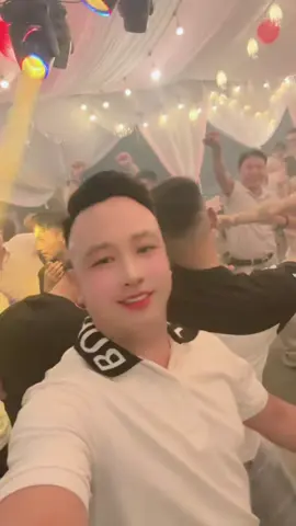 #CapCut tắt nhạc con về😅😅😇😇 #xuhuongtiktok2025🥰  #nhạchay  #đámcuwowsiquêmình❤️✌️✌️ 