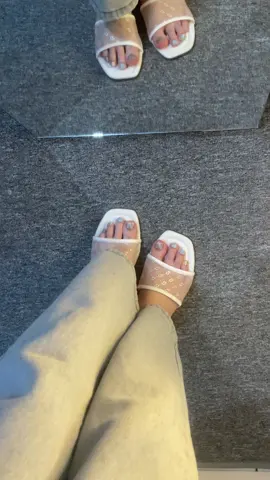 Canci bgt guys, jangan sampai kehabisan yaaa 😍 #sandalcomfycantikmurah #sandalcantikmurah #sandalmulescantik #sandalbagusbanget #sandalwanita                    