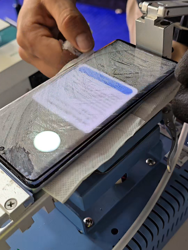 💥 ¡Reparamos un Moto Edge 50 Fusion sin cambiar su pantalla original! Esta pantalla soft OLED es flexible y costosa, pero logramos salvarla cambiando solo el visor 🔧💪. Reparación limpia, funcional y el cliente ahorró una buena suma. En FRIFROC cuidamos tu dispositivo como si fuera nuestro. #FRIFROC #MotoEdge50Fusion #ReparaciónCelulares #CambioDeVisor #SoftOLED   --- ¿Quieres que te deje una versión más corta adaptada para la portada y descripción del video de Instagram también?
