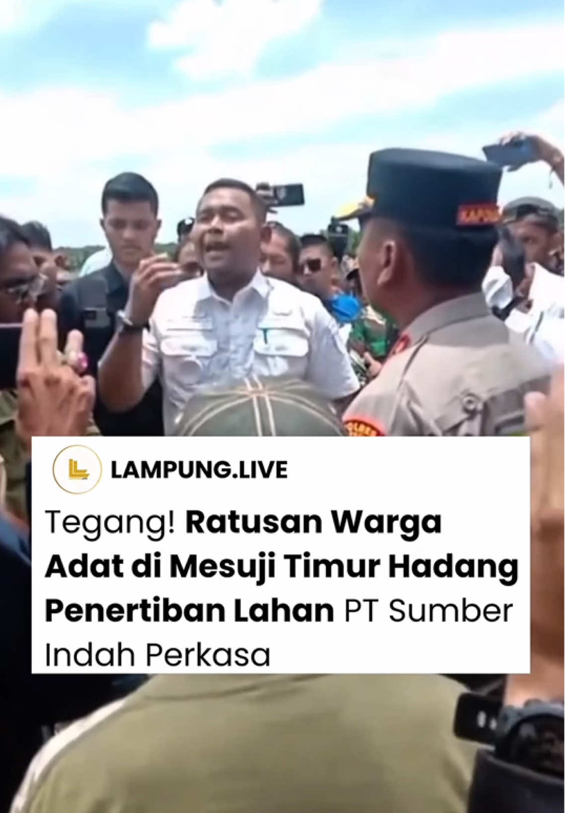 Tegang di Mesuji Timur! Video yang beredar memperlihatkan momen mediasi antara aparat kepolisian, warga adat Buay Mencurung, dan pihak perusahaan di lahan perkebunan PT Sumber Indah Perkasa. Sebelumnya, ratusan warga adat menghadang proses penertiban lahan hak guna usaha (HGU) sawit seluas sekitar 300 hektar yang diklaim sebagai tanah warisan leluhur. Tim gabungan berjumlah 450 personel dari Pemkab Mesuji, Polri, TNI, dan Satpol PP sempat mengerahkan alat berat untuk menertibkan gubuk-gubuk pendudukan. Suasana sempat memanas hingga akhirnya mediasi dilakukan. Dalam pertemuan itu, sempat terdengar pernyataan dari seorang pria berbaju putih yang menyebutkan pandangan kontroversial berdasarkan pendapat seorang dosen Universitas Lampung: “Di Lampung tidak ada tanah adat.” Pernyataan itu langsung menuai reaksi dari warga adat yang merasa pernyataan tersebut mengabaikan eksistensi komunitas adat di Mesuji. Hasil mediasi sementara: warga adat Buay Mencurung diberi waktu 7 hari untuk menempuh jalur hukum perdata, sambil diminta tidak menanam atau memperluas lahan hingga ada keputusan tetap. Kasus ini menambah daftar panjang konflik agraria di Lampung, yang kini kembali menjadi sorotan publik. #LampungLive #Mesuji #BuayMencurung #PTSumberIndahPerkasa #KonflikAgraria 