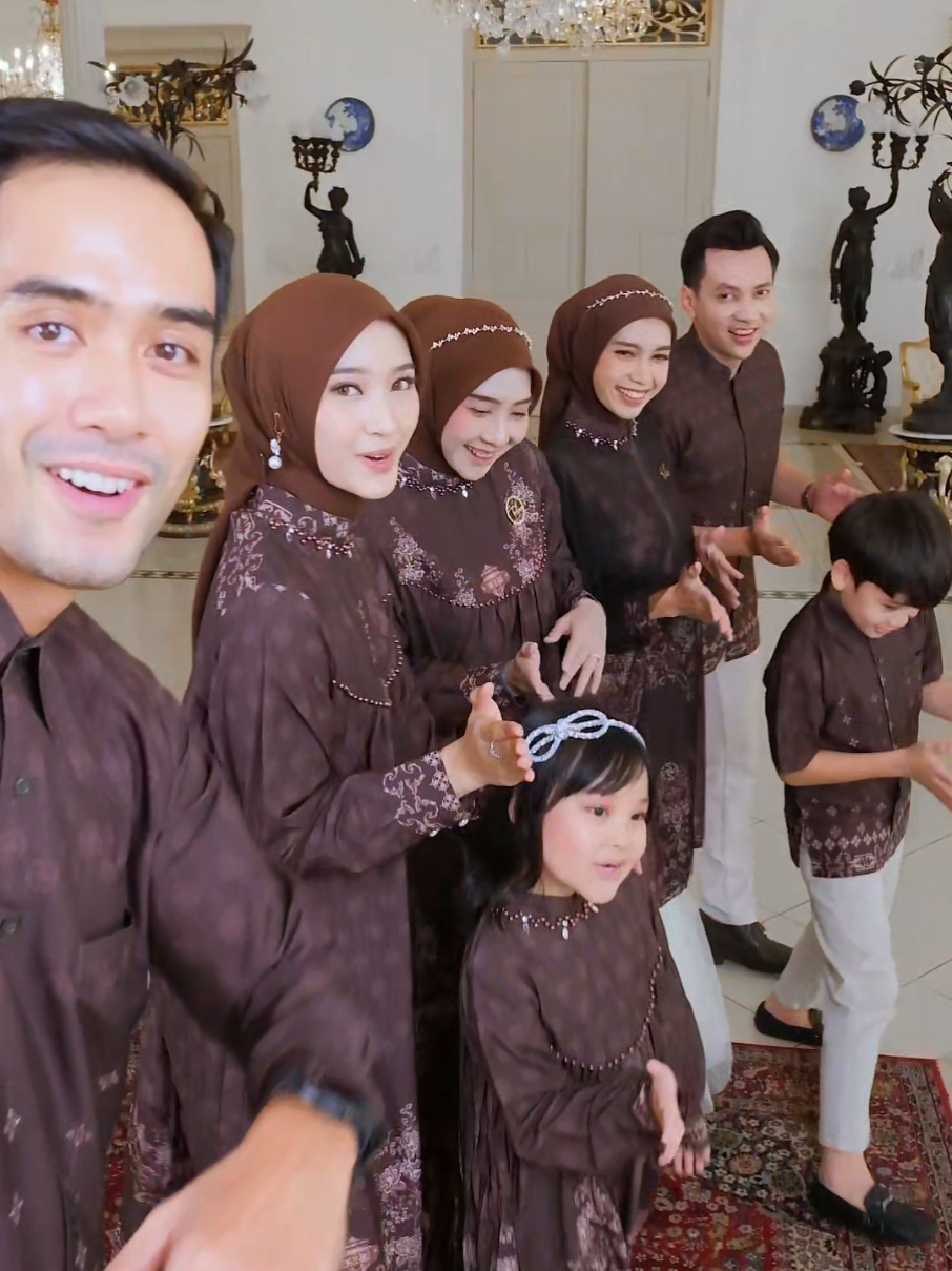 Stop Scroll, ada sarimbit yg bikin sekeluarga tampil kompak! 😭💕 #sarimbitkeluarga #sarimbitfamily2026 #sarimbit #SetulusSignature #bajupasangan 