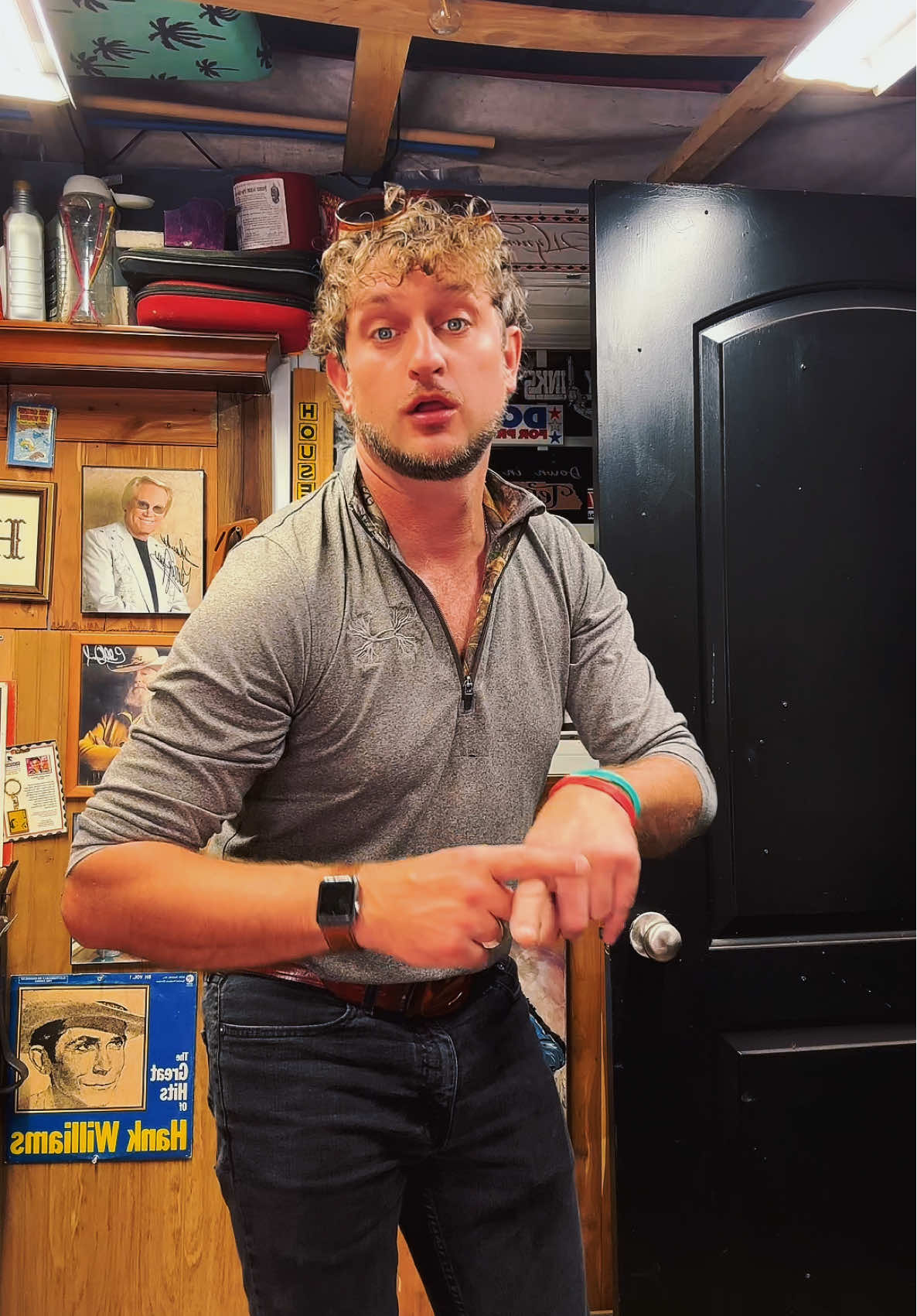 This is the song I play when it’s romance time! 🐒 #hillbillyhartman #georgejones #kingkong #countrymusic #classiccountry 