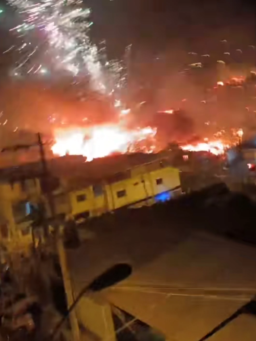 San Juan de Miraflores: incendio de gran magnitud consume viviendas en Pamplona Alta Más de 15 unidades de bomberos vienen atendiendo este incendio de gran magnitud en Pamplona Alta, San Juan de Miraflores. Los vecinos reportan que las llamas están fuera de control debido a la falta de agua y las autoridades lo han catalogado de Código 3, lo que quiere decir que es una situación grave que requiere una respuesta multisectorial..