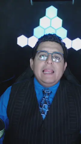 😏 La “bromita” de este tipo llegó demasiado lejos 👀.  Durante seis años, un jugador de Minecraft mantuvo a su hermano pequeño convencido de que Herobrine, el mítico fantasma del juego, rondaba su mundo. 🌩️💀 Cada trueno, cada bloque cambiado, cada sombra sospechosa… era parte de un plan maestro. Todo empezó como una broma inocente, cuando el hermano tenía apenas seis años, pero terminó convirtiéndose en una tradición familiar. El mayor manipulaba el servidor, lanzaba rayos, movía tierra y hasta fingía ser Notch para “protegerlo” del espectro. Pero claro, los niños crecen —y ahora el pequeño empezó a sospechar. 😬 Desesperado por mantener viva la ilusión, el jugador acudió a Reddit, donde miles lo apoyaron con ideas dignas de un guionista: desde mods personalizados hasta comandos ocultos para que Herobrine siguiera apareciendo. 😂 La comunidad lo llamó “el mejor hermano del mundo”, y lo cierto es que pocos logran mantener un mito tan querido por tanto tiempo. 💫 Al final, más que una broma, esta historia demuestra que Minecraft no solo construye mundos, también crea recuerdos eternos entre bloques, rayos y un poco de miedo pixelado. ⛏️👻 #Minecraft #minecraftmemes #gamer #Videojuego #gamerdenacimiento 
