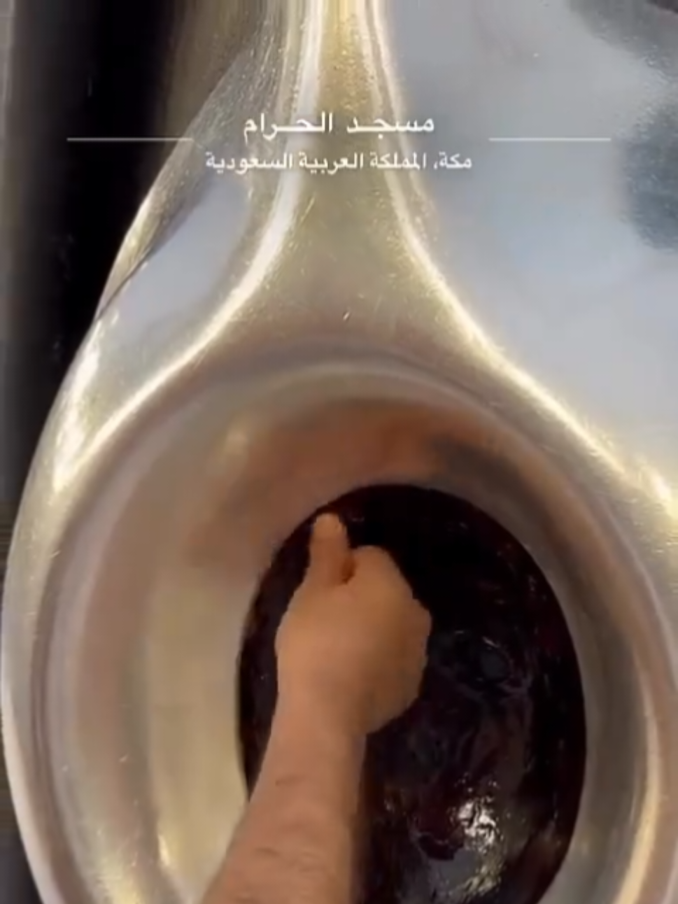 الحجر الأسود.. حجر من الجنة، يشهد للمؤمنين يوم القيامة.  The Hajar al-Aswad — a heavenly stone from Jannah, bearing witness for the believers on the Day of Judgment. 🕋 A sacred symbol of unity, faith, and divine mercy — kissed by Prophets and beloved to every heart that loves Allah. #HajarAlAswad #BlackStone #Kaaba #MakkahAlMukarramah #SacredStone #IslamicHeritage #ProphetMuhammad #FaithAndUnity #الحجر_الأسود #مكة_المكرمة #الكعبة_المشرفة 