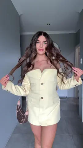 A Sabrina moment and a moment for the dress @Reehire 💛💐🌻 #transition #sabrinacarpenter #dress #fashion #fyp 