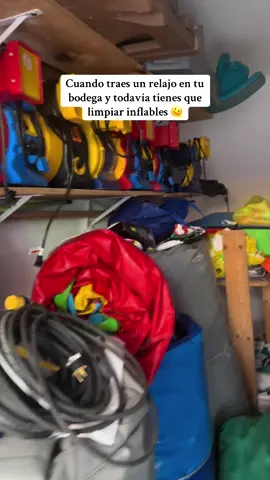 De esos días que no quieres hacer nada 🥲 Y hace unos días se me mojó la bodega de atrás donde tengo los futbolitos 🥺 Déjenme fotitos de cómo tienen su bodega ustedes plis  #emprendimientodeinflables #experienciasinflables  