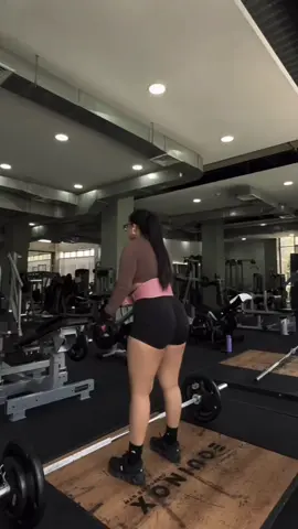 #deadlifting #weighttrainingforwomen 