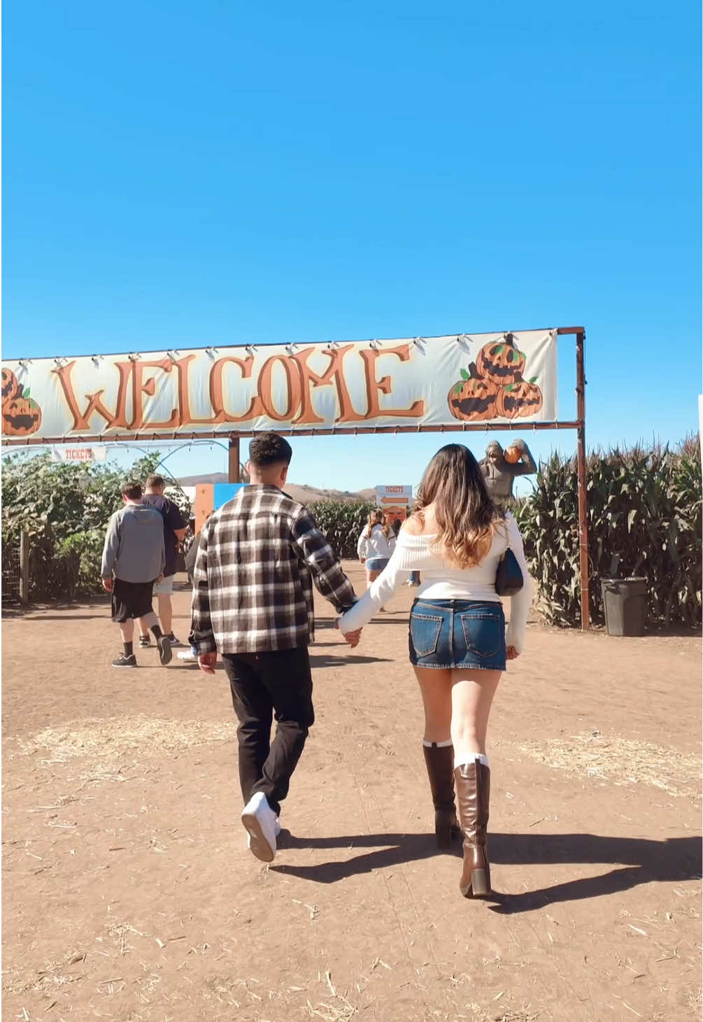 @_nelsong 🧡  #fyp #pumpkinpatchdate #spinafarmspumkinpatch  #couplegoals 