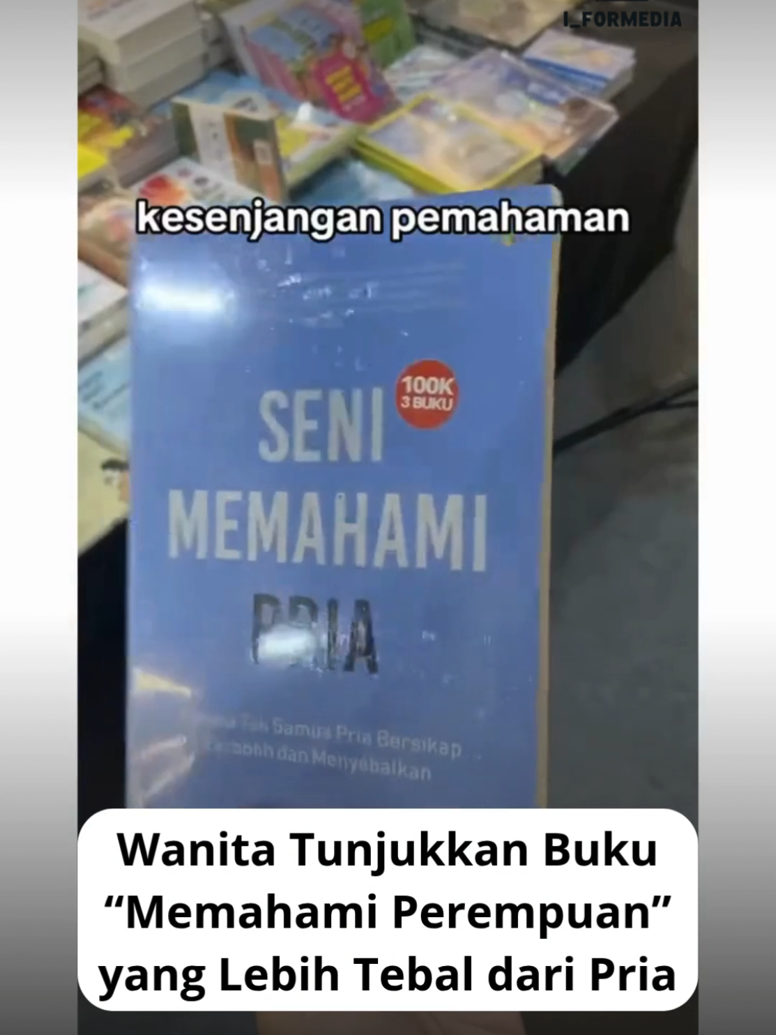 Wanita ini memperlihatkan dua buku berbeda: satu untuk memahami laki-laki, satu lagi memahami perempuan. Bedanya, buku perempuan jauh lebih tebal! Unggahan ini sukses mengundang reaksi lucu dan reflektif tentang perbedaan cara memahami antar gender. #kontenunik #viralindonesia #viralvideo #fyp #humor 