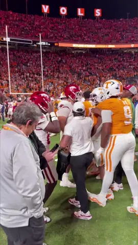 #Tennessee and #Arkansas football players got into it following the Vols' 34-31 win against the Razorbacks. To read more about today's game, click the link in bio. #Tennesseevolunteers #SEC 🎥: Mike Wilson https://www.knoxnews.com/story/sports/college/university-of-tennessee/football/2025/10/11/tennessee-arkansas-live-updates-score/86426894007/