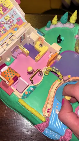 Had a little trouble with the door but we got there 😅😓#magicmovinpolly #magicmovin #pollypocket #dollyparton 