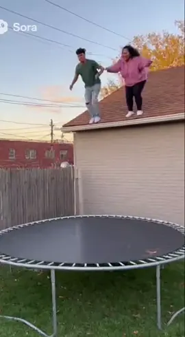 “Todo iba bien hasta el segundo salto… 🤣💥 El trampolín no aguantó la presión y terminó en la mejor caída épica del año. ¡Mira cómo se rompe en mil pedazos!” #EpicFail   #HumorCriollo   #TrampolínChallenge   #ContenidoViral   #epachamo 