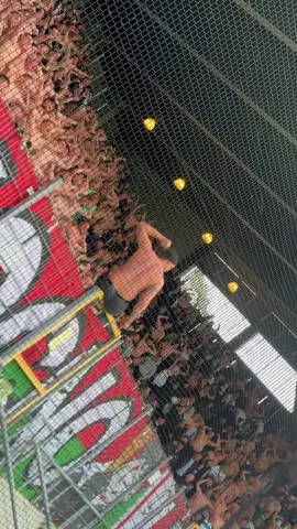 To chyba jest najlepszy film jaki nagrałem odkąd kibicuje Legii czyli od zawsze!! 200% energii i miłości do klubu … mam zaszyt przedstawić czystą energię i fanatyzm ! Czyli 200% Legia !!! #legia #legiawarszawa #cwks  