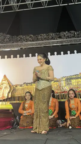 NINGGAL KATRESNAN - SILVY KUMALASARI  @Silvy Kumalasari  #wayangkulit #silvykumalasari #ponorogo24jam #silvikumalasari 