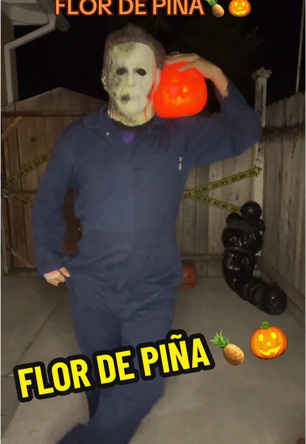 FLOR DE PIÑA 🍍🎶🇲🇽🎃 #elcompamyers #halloween #oaxaca #fakeknife #fakebody 