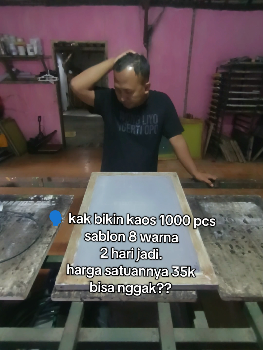 Orang order 1000 pcs minta jadi 2 hari 😭 Sementara aku masih mikir, ini manusia apa mesin sablon ya 😵‍💫” #sablon #sablonkaos #sablonmanual #sablonplastisol #usahasablon 
