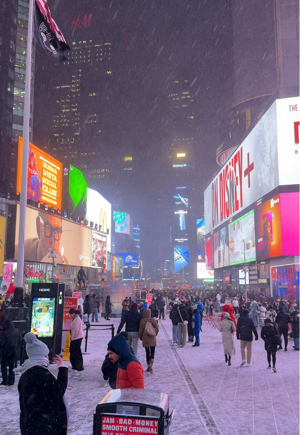 New York when it finally snows  #nyc #citylights #macdemarco 