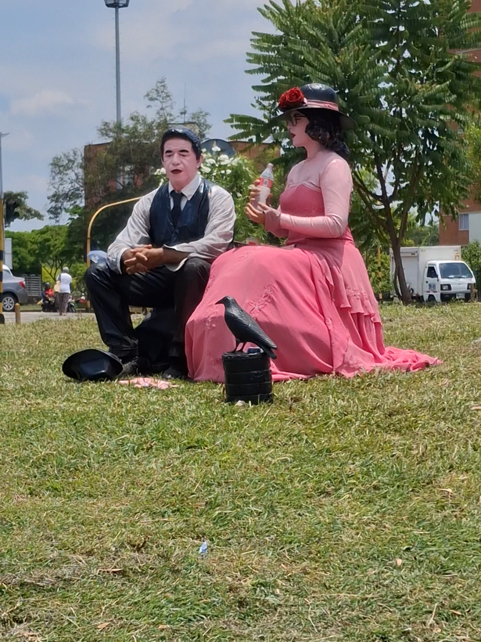 Talento en cada semáforo: arte callejero que merece ser apoyado en Cali 🇨🇴 🚦🎭 #estatua #estatuashumanas #semaforo #cali #fyppppppppppppppppppppppp 