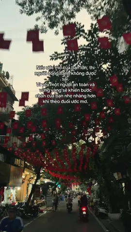 Nếu ước mơ của bạn lớn, thì người đồng hành không được sai. Vì yêu một người an toàn và vững vàng sẽ khiến bước chân của bạn nhẹ nhàng hơn khi theo đuổi ước mơ.