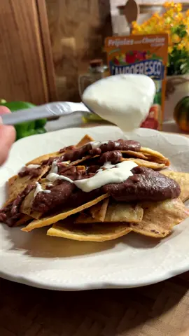 !Si te encantan los nachos, espera a ver esta delicia, Crujientes y cremoso, estos nachos lo tienen todo !😋	 @Campofresco #honduras #nachos #frijoles #totopos #viral 