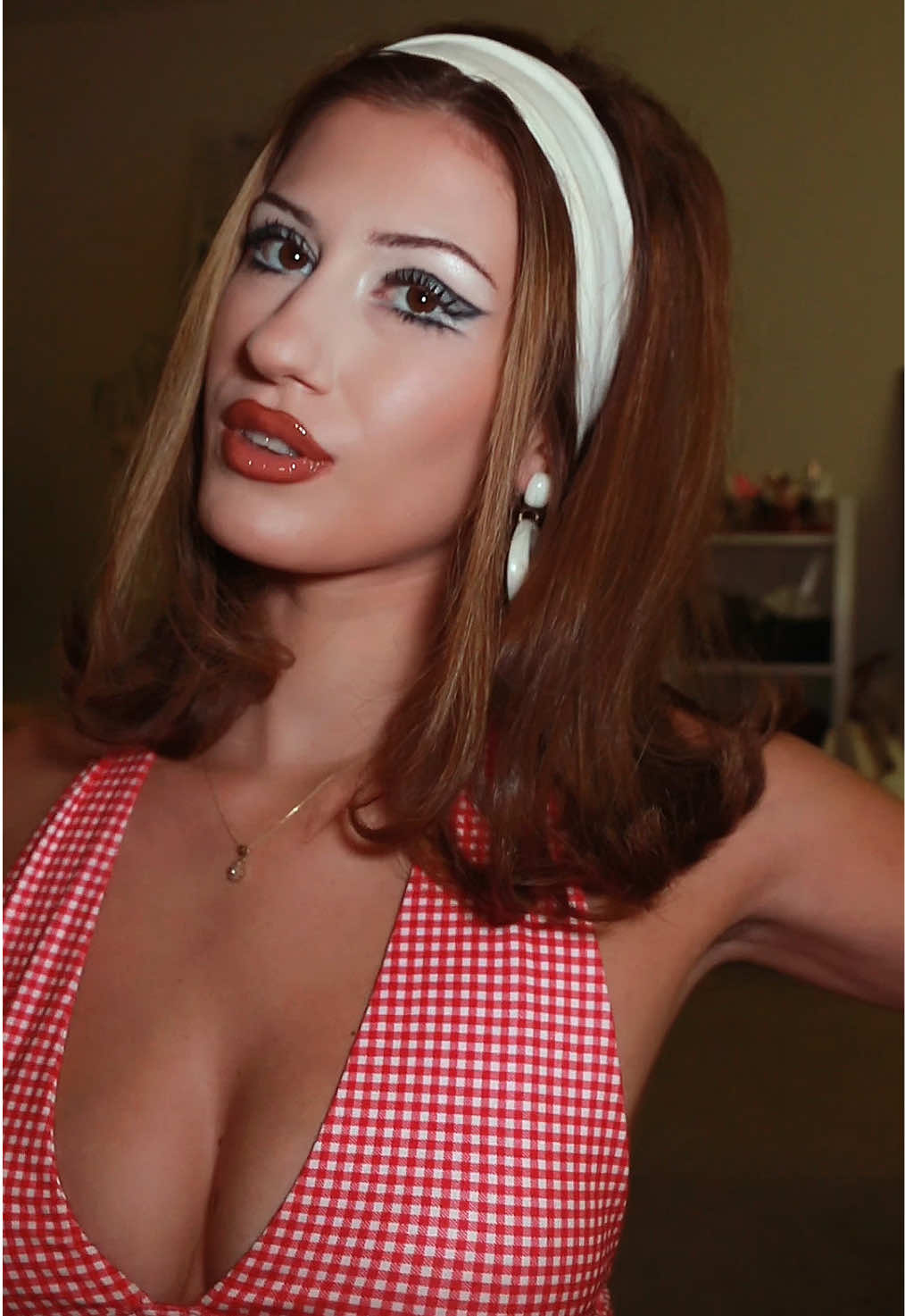 60s inspired makeup + hair 💿🧸 #60s #makeup #twiggy #vintage #60smakeup 