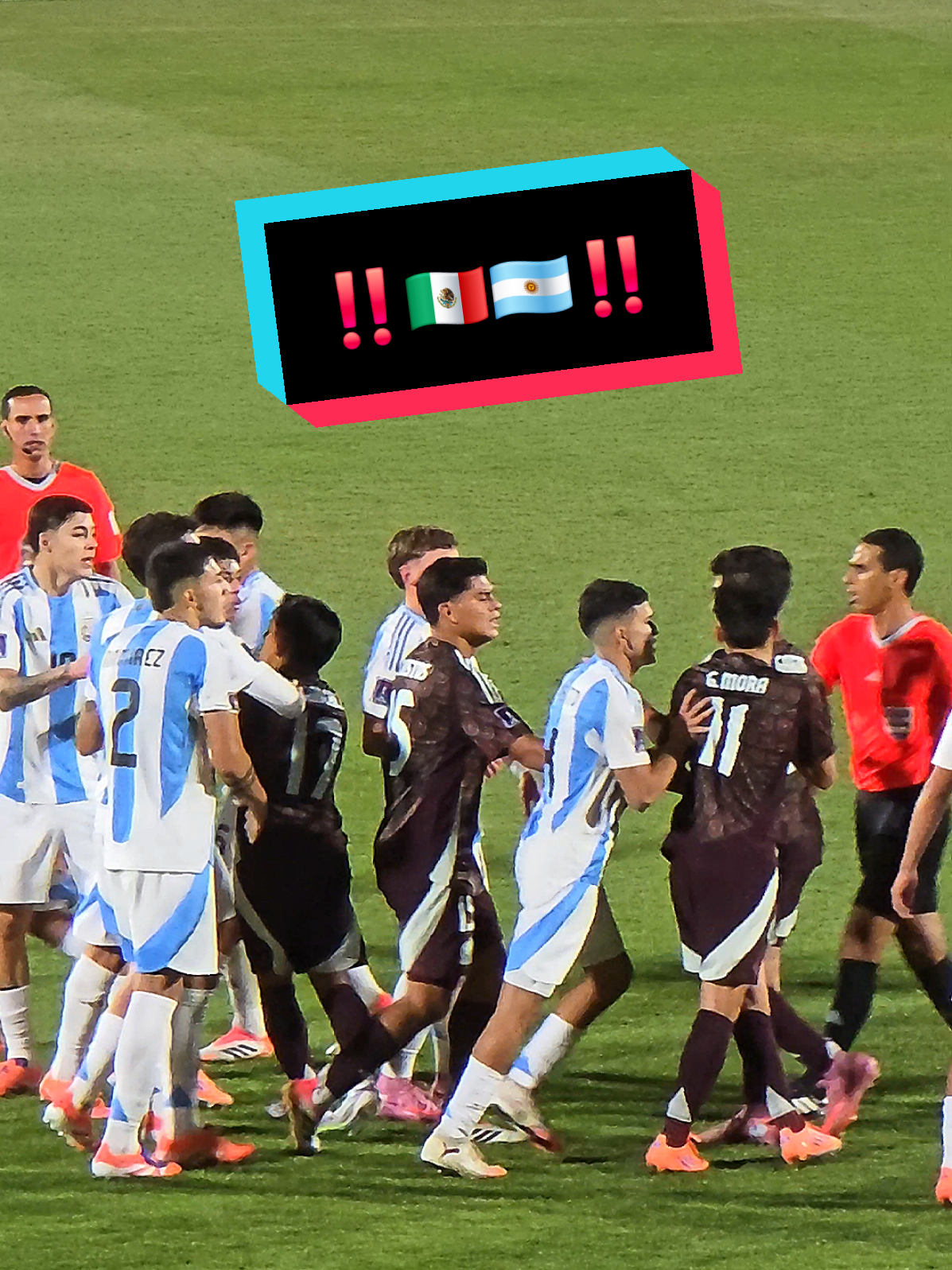 MUNDIAL SUB 20 // ‼️SE ENCIENDEN LOS ÁNIMOS‼️ Tras una falta sobre Mora se desatan los empujones y palabreos entre México y Argentina ‼️🇲🇽🇦🇷‼️ #fyp #futbol⚽️ #mundialsub20 #mexico #argentina 