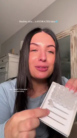 Healthy skin is hydrated skin! Before you go spending TONS on fancy products, try a good hyaluronic acid. 💧 #hydratedskinishealthyskin #healthyskin #clearskintips #skincaretips #skincareproducts 
