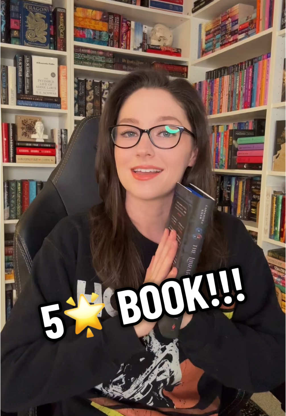 FIVE STARS BABYYYY! I knew this was going to hit and HIT IT DID 📚 #books #BookTok #thelibraryathellebore #cassandrakhaw #horrorbooks #fantasybooks #favoritebooks #booksilove #emmaskiesreads 