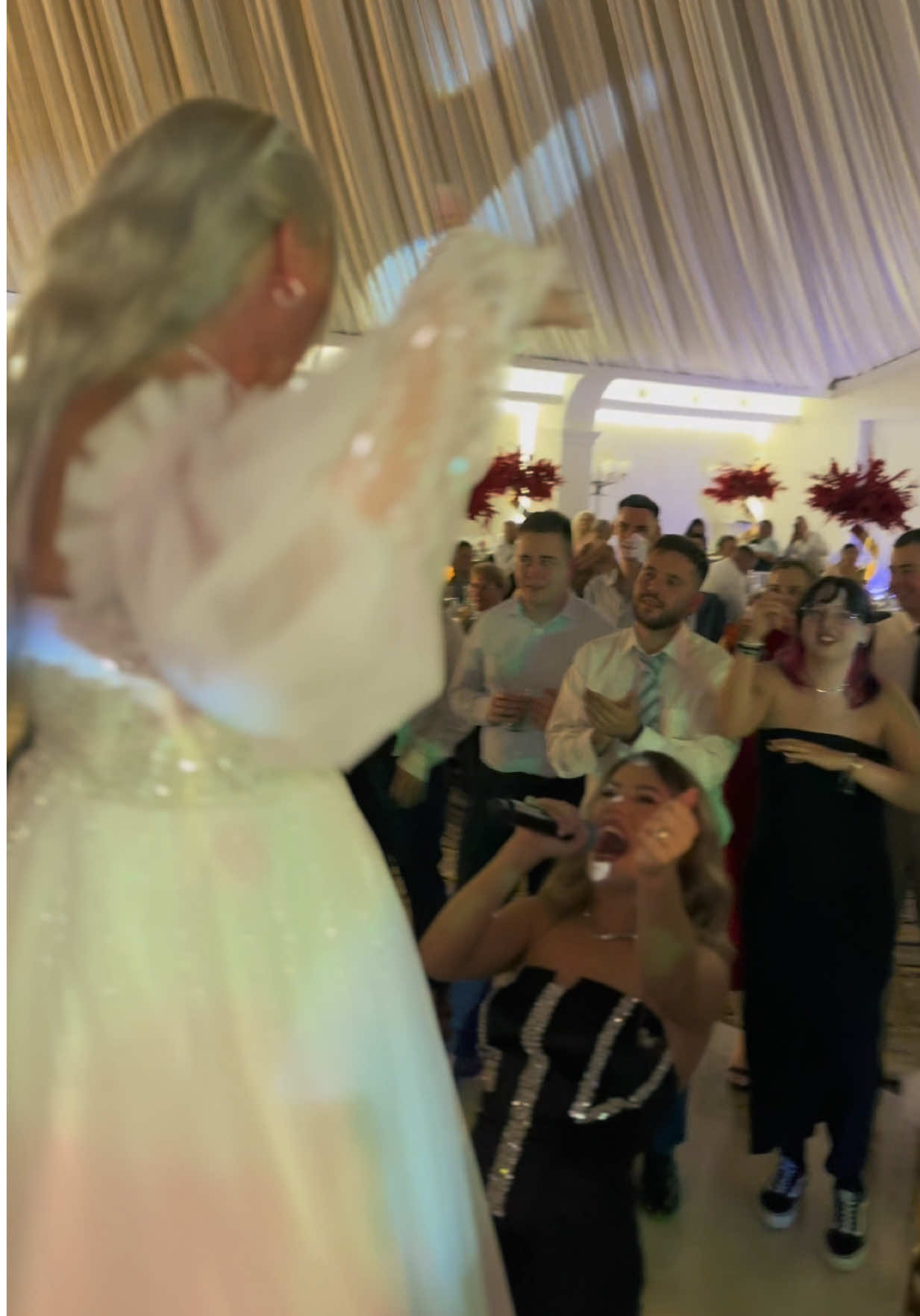 La fix a venit piesa asta! #balerina #cappucina #denisabalu #show #live @Frații Balu & Contrast Band @Savu Calin @Gabi Secheli @Nicusor Balu @Iulian Crișan 