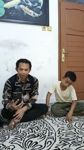 rumah nenek Egi atap nya ada sebagian yang roboh,Egi minta video call dengan bupati Bogor,oleh om Zein disambungkan#omzein #omzeinjagoandedimulyadi #omzeinbupatipurwakarta #omzeinbupatiaing #saepulbahribinzein 