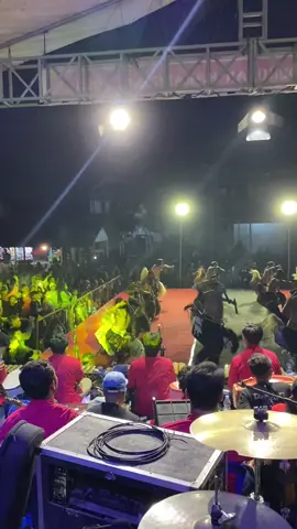 Anak jhatilan abiezt 😂 waroknya @SLOGO DENOWO.ID marai anakku raiso anteng 🤭😂🤏 