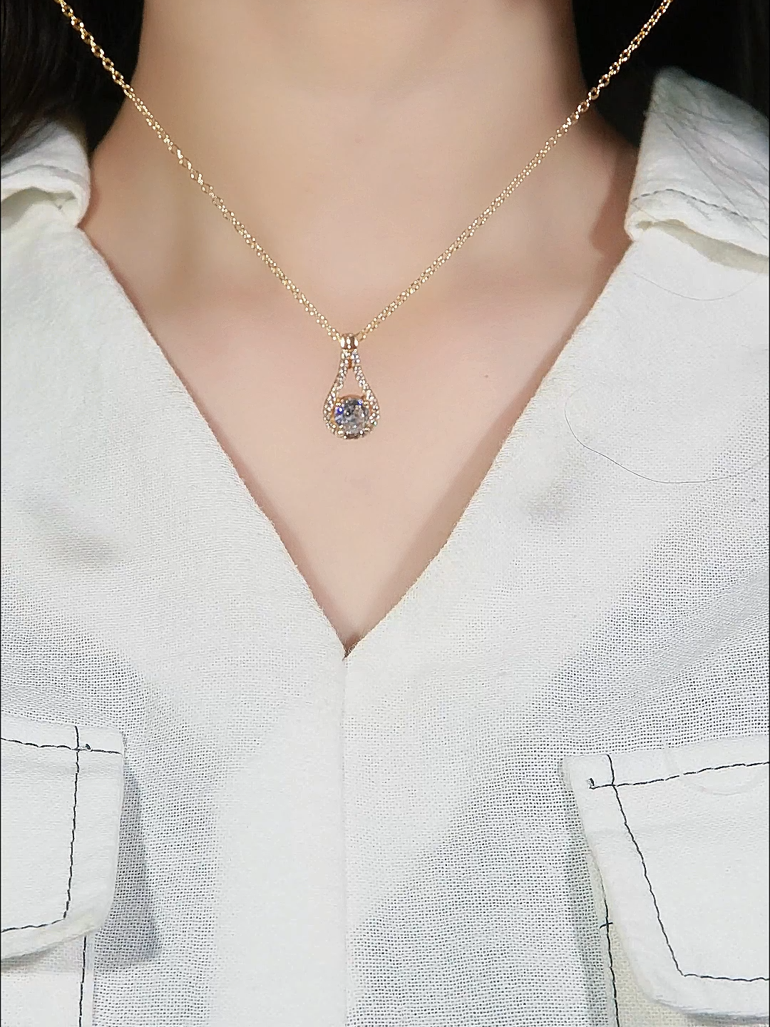✨ Kalung Dubinia ✨ Siluet elegan yang memancarkan pesona lembut di setiap detailnya. Dirancang untuk wanita yang ingin tampil anggun tanpa perlu berlebihan. Karena keindahan sejati tak perlu banyak kata — cukup satu sentuhan Dubinia. 💫 Cek Keranjang Kuning! #LaVienne #TimelessElegance #shopmaster #shopmastertiktok #kalung #kalungtitanium #kalungantikarat