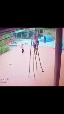Mối tình đầu  Hai mươi mấy năm trước, cô gái và chàng trai đã từng có một mối tình đẹp. Họ quen nhau khi tuổi vừa đôi mươi, trong veo như nắng sớm. Cô gái hiền lành, ánh mắt lúc nào cũng long lanh như cất giấu cả bầu trời. Chàng trai mạnh mẽ, có chút ngang tàng nhưng chân thành. Họ yêu nhau bằng tất cả những gì đẹp đẽ nhất của tuổi trẻ. Rồi đời đưa đẩy. Vì những lý do không thể cưỡng lại, họ chia xa. Mỗi người chọn một ngả, xây dựng gia đình, tưởng chừng ký ức đã ngủ yên sau bao năm tháng. Hai mươi mấy năm trôi qua, một tin nhắn vô tình kết nối lại. Cô gái hồi hộp run rẩy như thiếu nữ ngày nào, trái tim vẫn cháy một ngọn lửa tưởng đã tắt. Anh cũng lặng đi khi đọc từng dòng chữ, bao kỷ niệm ùa về, vừa ngọt ngào vừa nhói buốt. Cô viết: – Em vẫn nhớ anh, nhớ nhiều lắm, dẫu biết bây giờ đã muộn. Anh trả lời: – Anh cũng vậy… Chỉ tiếc rằng ta gặp lại khi mọi điều đã an bài. Cả hai lặng im. Giữa họ là khoảng cách của những mái ấm đã dựng xây, là trách nhiệm, là chữ nghĩa của đời. Nhưng sâu trong tim, tình yêu cũ vẫn chảy, như dòng sông ngầm âm ỉ, không phô trương, chỉ lặng lẽ làm đau. Đêm về, khi căn nhà đã yên giấc, anh ngồi một mình bên chén rượu. Men cay không làm vơi nỗi nhớ, chỉ khiến lòng thêm quặn thắt. Hình bóng cô hiện về trong từng khoảng lặng, trong tiếng gió, trong ánh trăng nhòe sau đáy ly. Anh tự hỏi: Vì sao bao năm rồi vẫn không quên được? Anh thương cô, thương đến xót xa, mà lại chẳng thể đến bên, chẳng thể dang tay ôm lấy. Giữa trách nhiệm và tình cảm, anh như kẻ đứng bên bờ vực, chỉ biết chọn lặng im để bảo vệ những gì mình đang có, dù trái tim rã rời. Có những đêm, anh uống đến say mềm, để giả vờ quên. Nhưng càng say lại càng nhớ, càng nhớ lại càng đau. Anh hiểu, cô gái ấy mãi là nỗi khát khao, là tiếc nuối đời mình. Trong men say, anh thì thầm: – Kiếp này đành lỡ… nhưng kiếp sau, nhất định phải tìm được em. Rồi anh gục xuống bàn, khóe mắt ươn ướt. Ngoài kia, đêm dài vẫn miên man, còn trong tim anh, ngọn lửa yêu thương vẫn cháy, âm ỉ mà bất diệt. Một lần, trong đêm khuya, cô gái nhắn: – Nếu có kiếp sau, em ước được trọn vẹn cùng anh, không còn dang dở. Anh lặng đi, rồi trả lời: – Anh cũng ước như thế. Nếu duyên phận cho mình thêm một lần, anh sẽ nắm tay em đi hết con đường, không để lạc mất nhau nữa. Họ cười trong nước mắt. Kiếp này, họ chọn giữ khoảng cách, chọn an yên cho gia đình. Nhưng trong sâu thẳm, cả hai đều nâng niu niềm tin mỏng manh: biết đâu, ở một nơi xa xăm nào đó của tương lai, họ sẽ gặp lại – để được sống một tình yêu trọn vẹn, không còn chia ly. Thỉnh thoảng họ vẫn gửi cho nhau vài dòng an ủi, đôi khi là một câu chúc bình an, đôi khi chỉ là dấu ba chấm. Không nhiều, nhưng đủ để biết rằng nơi nào đó trên đời, vẫn có một trái tim nhớ đến mình. Sáng hôm sau, mặt trời chiếu qua khung cửa sổ, ánh sáng ấm áp như xoa dịu nỗi đau. Anh lau khô mắt, thở dài, biết rằng mình phải sống tiếp với lựa chọn của hiện tại. Nhưng trái tim anh vẫn giữ một ngọn lửa, một hy vọng mỏng manh, rằng ở một kiếp khác, họ sẽ gặp lại, để được trọn vẹn bên nhau. Và cứ thế, giữa đời thường, anh mang theo nỗi nhớ, nhưng cũng mang theo niềm tin: tình yêu không kết thúc, chỉ chuyển hình, âm thầm chờ ngày hội ngộ