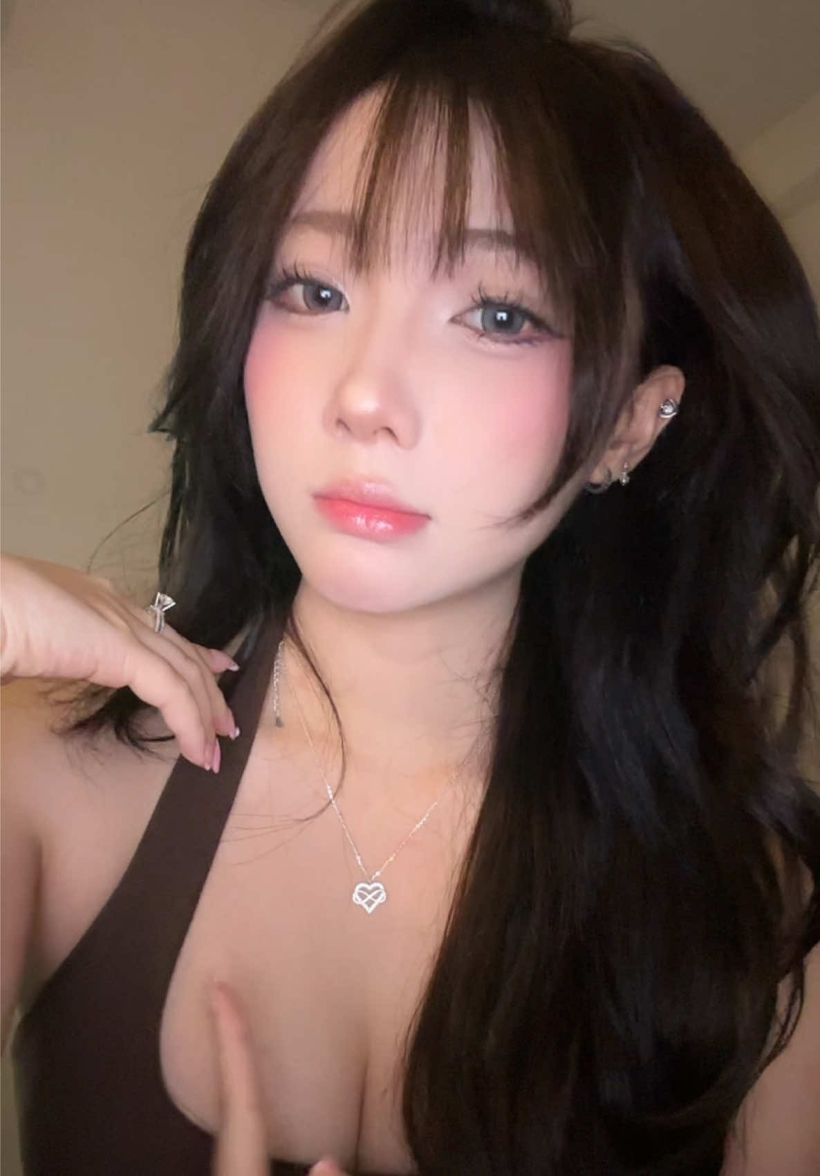 lại gần em nói nhỏ