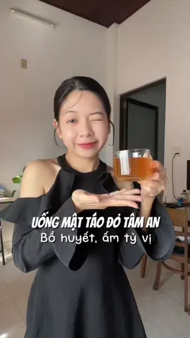 Trả lời @minh hằng 🕖 1. Buổi sáng sớm (7h–8h) 👉 Uống khi bụng hơi đói, sau khi uống một ít nước ấm. → Giúp bổ khí huyết, làm ấm tỳ vị, tỉnh táo mà không mệt. → Rất phù hợp với người hay mệt mỏi, tụt huyết áp, da nhợt nhạt. ⸻ 🕒 2. Giữa buổi chiều (15h–16h) 👉 Pha 1–2 thìa mật táo đỏ với nước ấm, uống thay trà. → Giúp ổn định đường huyết, giảm stress, bổ sung năng lượng nhẹ. → Rất hợp với mẹ bỉm, người làm việc trí óc, hay tụt năng lượng giữa ngày. ⸻ 🌙 3. Trước khi ngủ 30–60 phút 👉 Uống ấm nhẹ, có thể thêm vài lát gừng hoặc kỷ tử. → Giúp an thần, dễ ngủ, giảm căng thẳng và nuôi dưỡng huyết khí ban đêm.