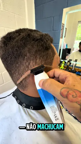 🔥 Pensa numa máquina que me surpreendeu demais… foi essa Kemei 1690A 💥 💈 Lâmina de aço de carbono com revestimento DLC — corte limpo e preciso. 🧊 Lâmina interna de cerâmica, que mantém a máquina fria mesmo nos cortes mais longos. ⚙️ Motor insano de 7.700 RPM e 10W de potência, com muito torque e uma raspagem super macia. ✂️ Zero gap ajustável pra aquele acabamento perfeito. 😎 E o melhor: pontas arredondadas, não machuca e nem irrita a pele do cliente. Sério… essa máquina me surpreendeu demais! 🔥 Se quiser garantir a sua, entra no site oficial da Kemei e usa o cupom LEart pra ganhar aquele desconto top 💸 👇 Marca aquele barbeiro que precisa conhecer essa máquina 💈 #barbearia #barbeiro #kemei #maquinadabarba #barbeirosbrasil    