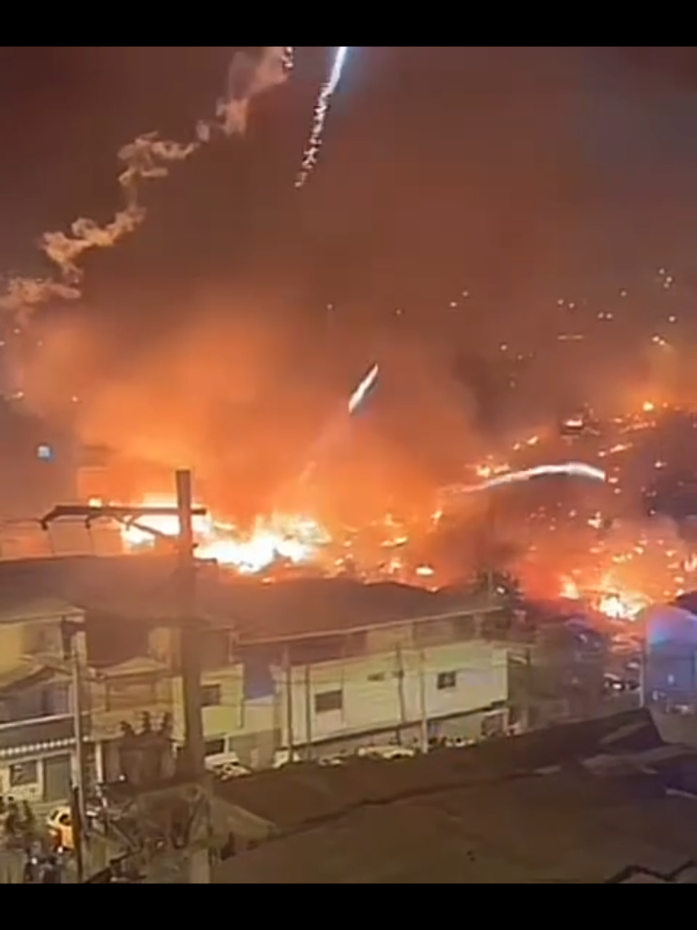 #URGENTE | Estallan pirotécnicos en medio del masivo incend10 que se registra en San Juan de Miraflores. El fuerte incend10 en Pamplona Alta continúa afectando a más de 20 viviendas, mientras que las detonaciones de fuegos artificiales dificultan las labores de los bomberos que trabajan para controlar la emergencia. Decenas de familias se quedaron sin nada. #PamplonaAlta #SJM #FuegosPirotecnicos 