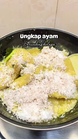 Ayam serundeng kelapa‼️ Bumbu halus: Bawang merah Bawang putih Jahe Lengkuas Sereh Kunyit Ketumbar Garam Kaldu jamur Aromatik: Sereh Daun salam Daun jeruk #ayamserundeng #serundengkelapa #ungkapayam #serundeng #masakayam 